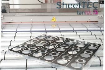 System SheetTEC poprawia napięcie powierzchniowe akrylu i poliwęglanów, zapewniając odpowiednią przyczepność